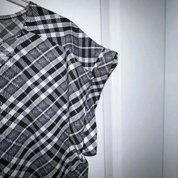 Express Black and White Short Sleeve Blouse - Picture 6 of 10